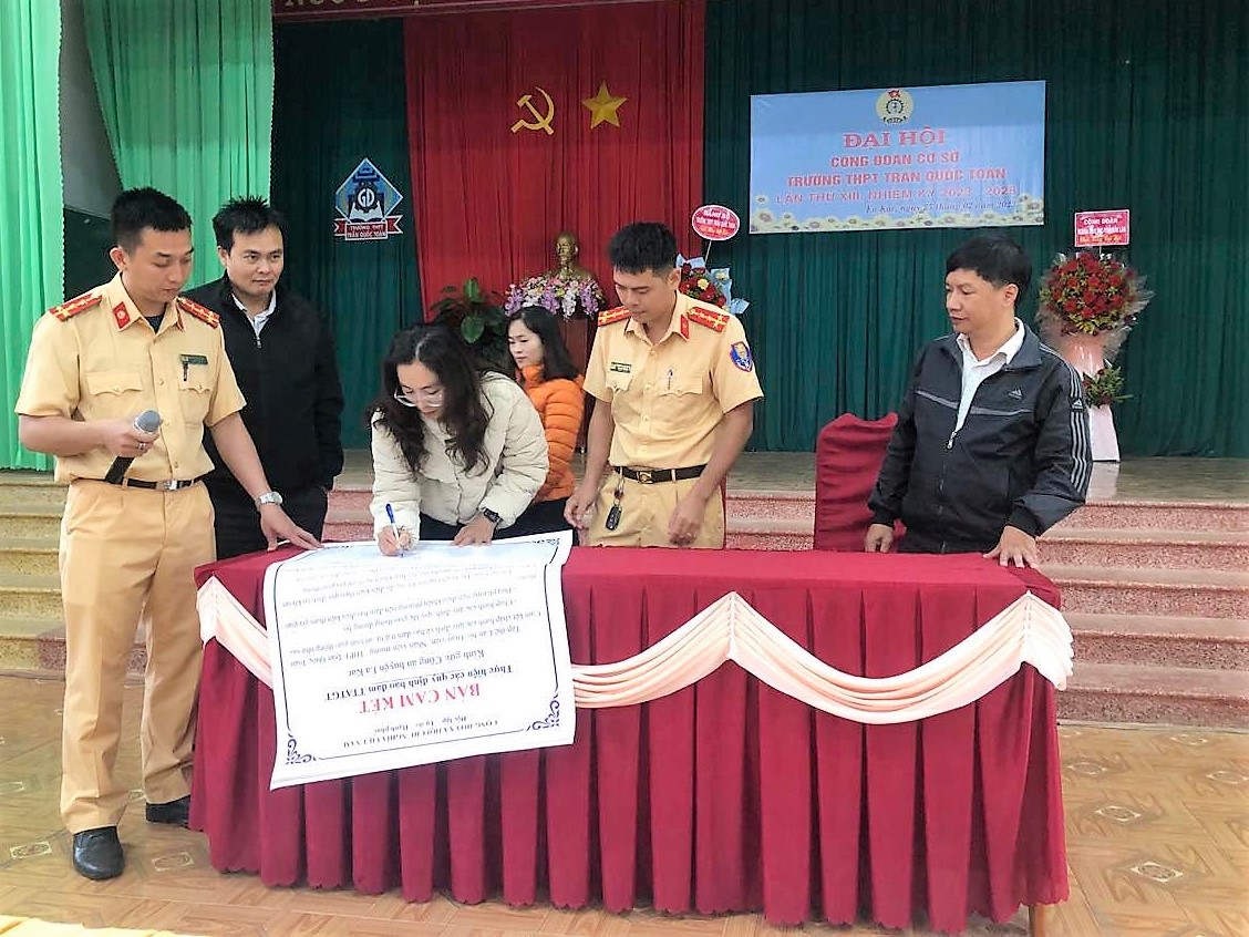 Công CA huyện Ea Kar tổ chức phát động phong trào“Toàn dân bảo vệ ANTQ” tại trường THPT Trần Quốc Toản - thị trấn Ea Knốp  năm 2023