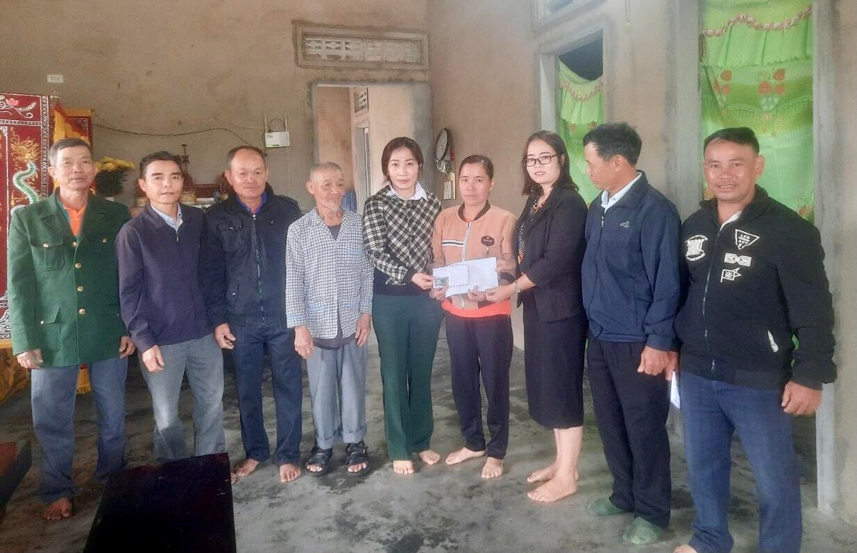Thăm và tặng quà cho nạn nhân do nhặt được pháo nổ tàn dư ngoài đường về chơi dẫn đến bị tai nạn. 