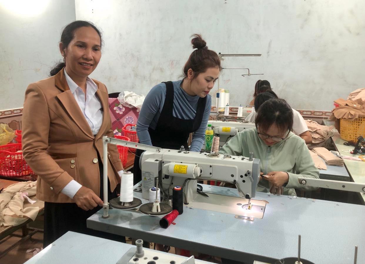 Mô hình khởi nghiệp: Xưởng may gia công  Bảo Vân  thôn 4 - xã Cư Ni 