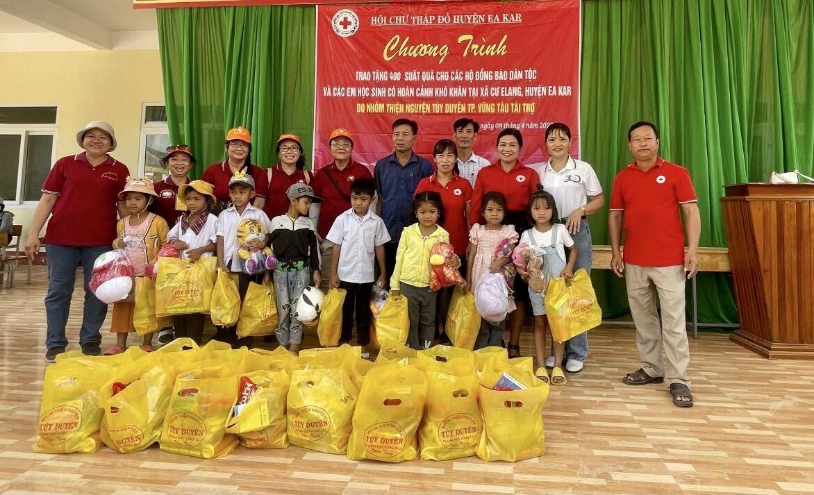 Chương trình trao tặng quà cho các hộ đồng bào dân tộc thiểu số tại chỗ và các em học sinh có hoàn cảnh khó khăn tại xã Cư Elang.