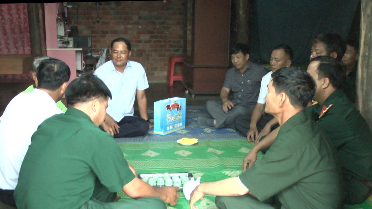Đoàn Lãnh đạo Huyện ủy thăm, tặng quà cho cán bộ chiến sỹ, TNXP, Dân công hỏa tuyến tham gia chiến dịch Điên Biên Phủ