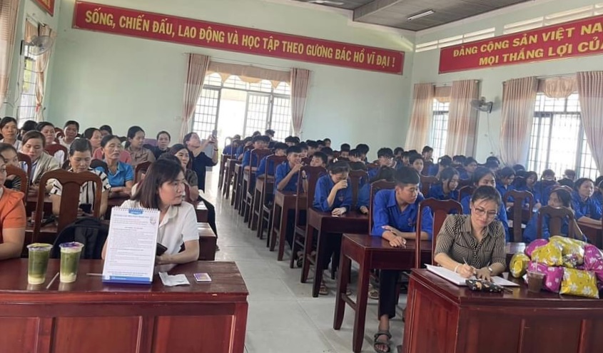  Hội LHPN xã Ea Ô Tổ chức buổi truyền thông về chăm sóc sức khoẻ sinh sản cho PN và trẻ vị thành niên