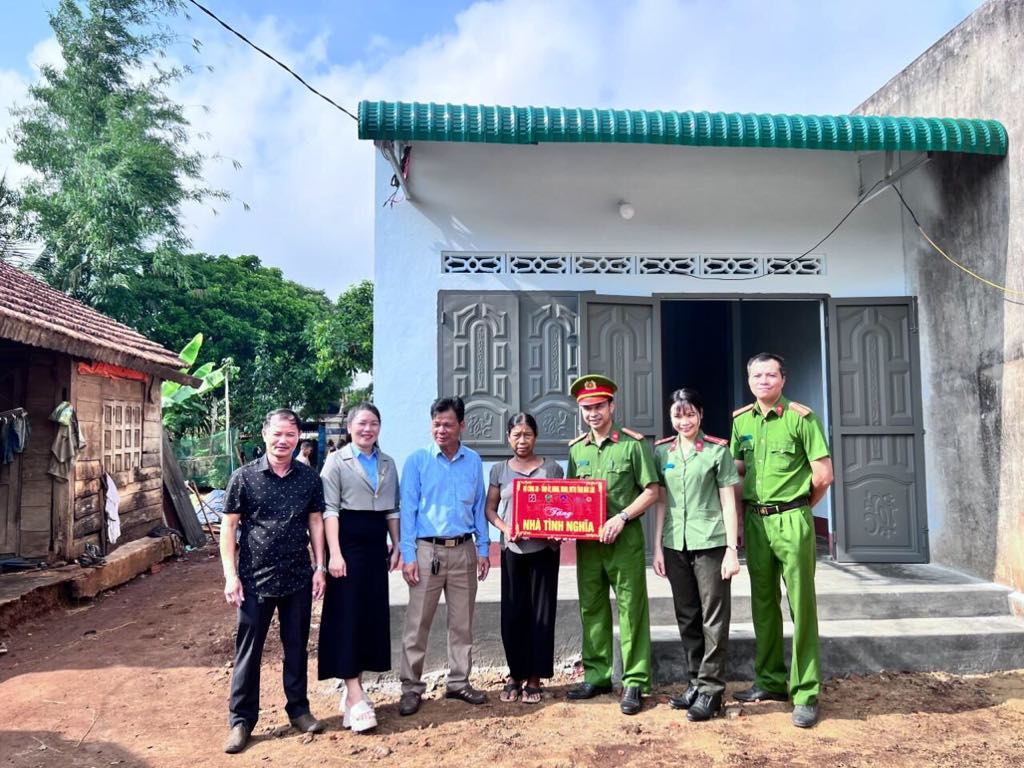 CA huyện Ea kar tổ chức lễ bàn giao nhà cho hộ nghèo, khó khăn về nhà ở,gia đình chính sách, đồng bào dân tộc thiểu số trên địa bàn huyện 