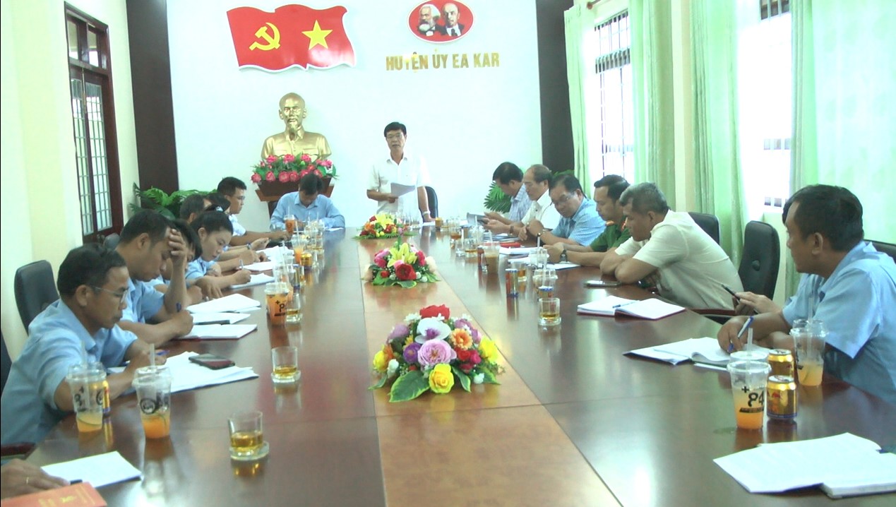 Đoàn công tác số 2 Huyện ủy Ea Kar làm việc tại xã Cư  Huê
