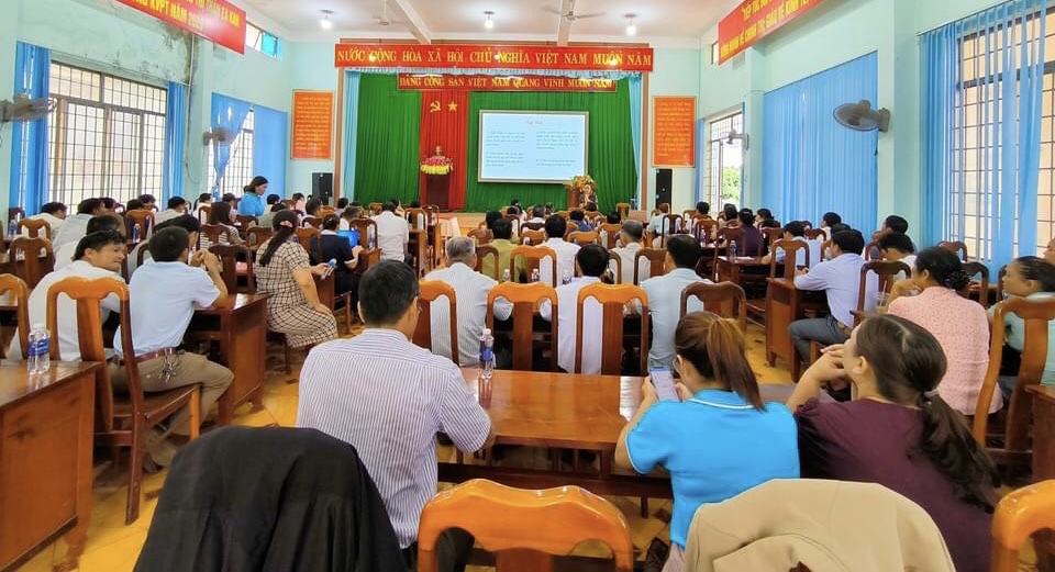 Hội nghị tập huấn công tác "Đối thoại chính sách" cho cán bộ phụ nữ các xã, Bí thư chi bộ và Thôn, buôn trưởng trên địa bàn huyện.