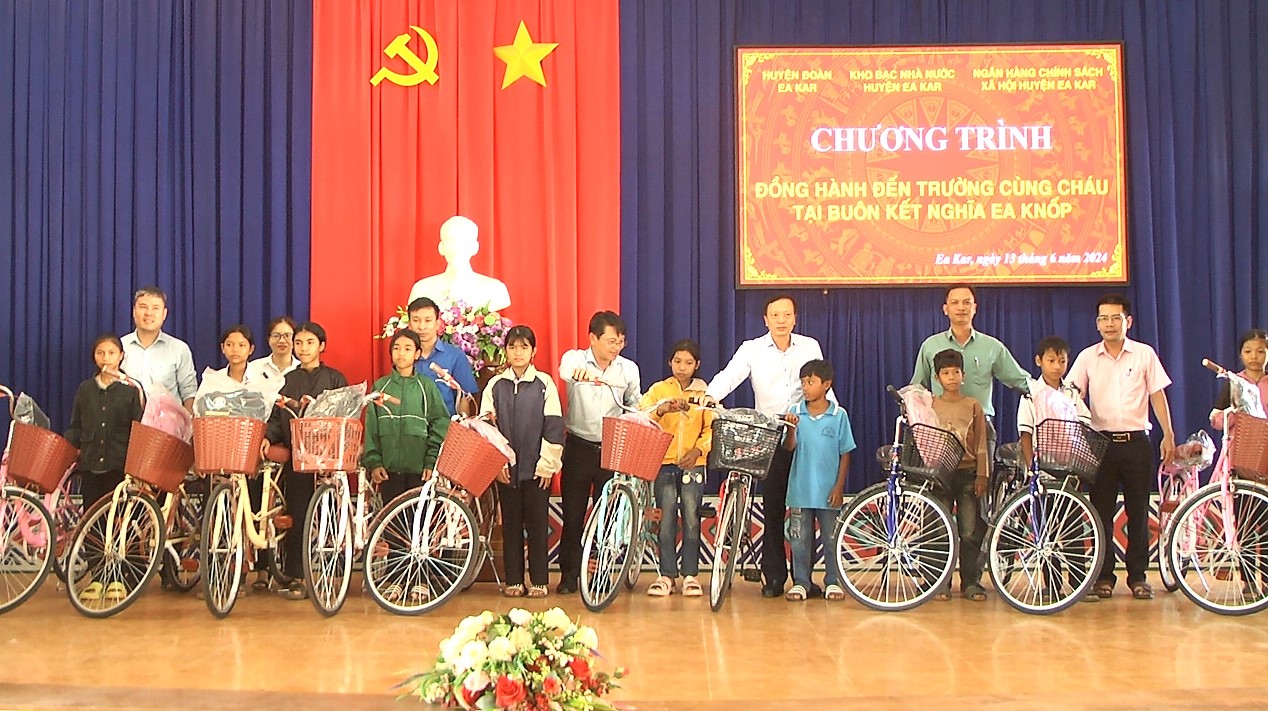 Chương trình “Đồng hành đến trường cùng cháu tại buôn kết nghĩa Ea Knốp” xã Cư Ni