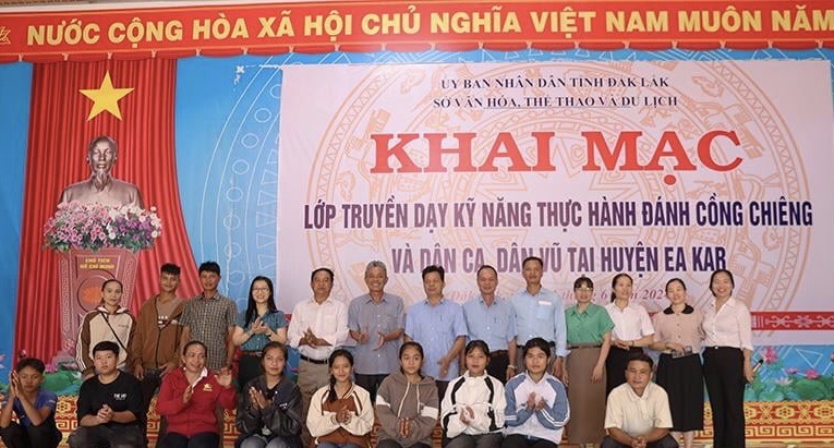Khai giảng lớp truyền dạy kỹ năng thực hành đánh cồng chiêng và dân ca, dân vũ cho học sinh, thanh thiếu niên trên địa bàn huyện.