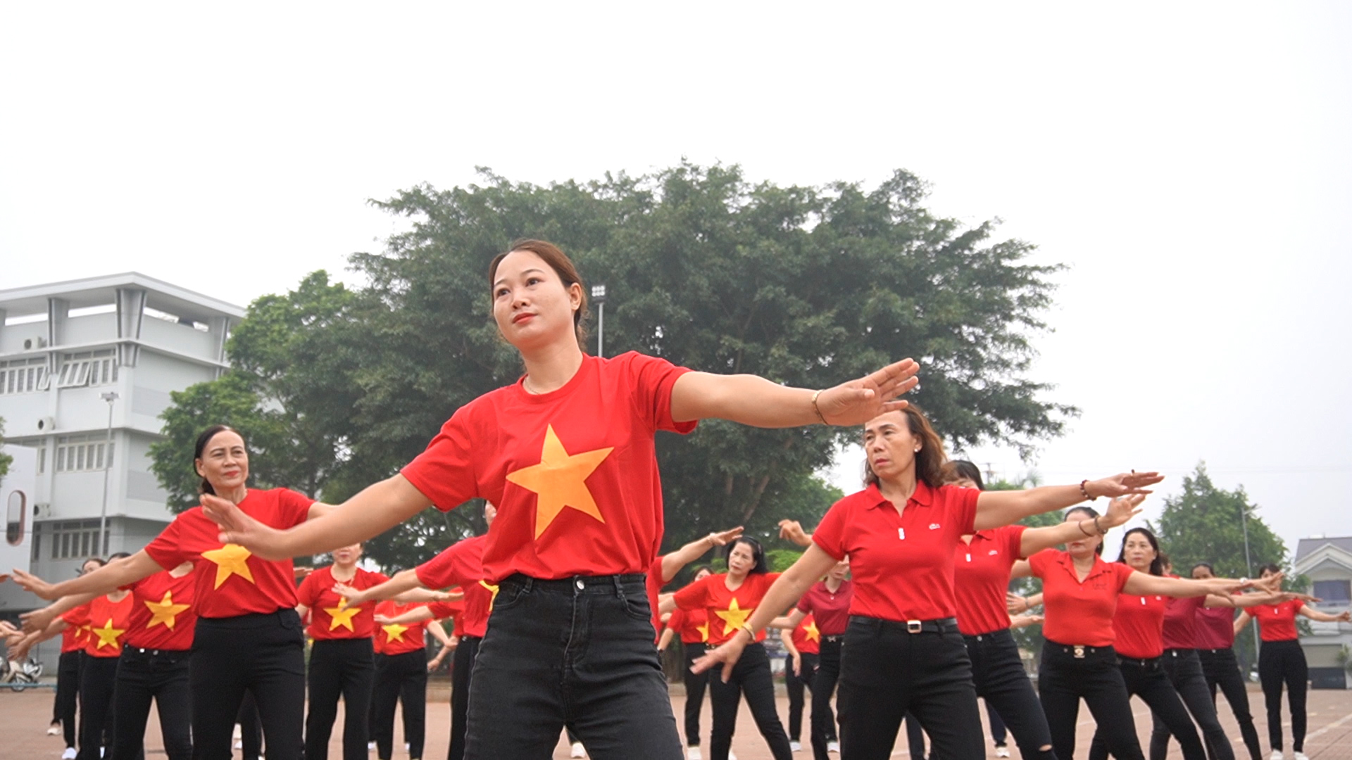 Phụ nữ huyện Ea Kar đồng diễn dân vũ  kỷ niệm 70 năm Chiến thắng Điện Biên Phủ