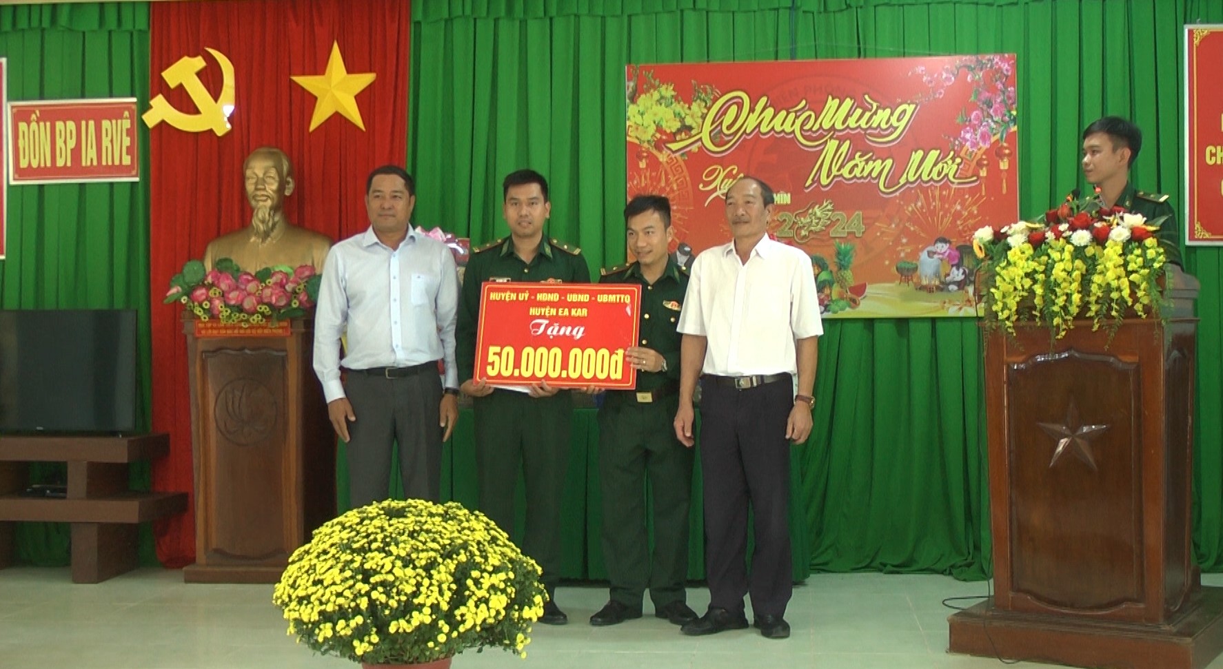Đoàn công tác của huyện Ea Kar thăm, chúc tết cán bộ, chiến sĩ đồn biên phòng Ia Rvê, huyện Ea Súp.
