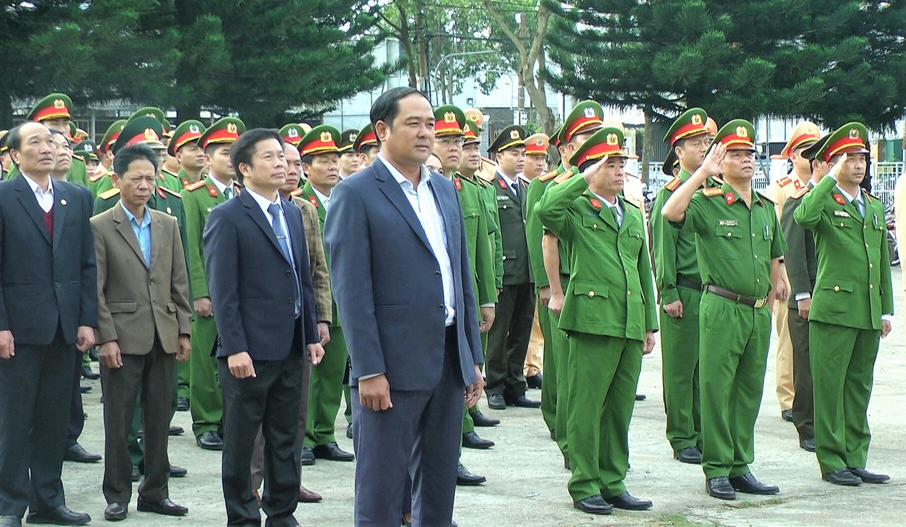 Huyện Ea Kar tổ chức Lễ chào cờ đầu năm Quý Mão 2023