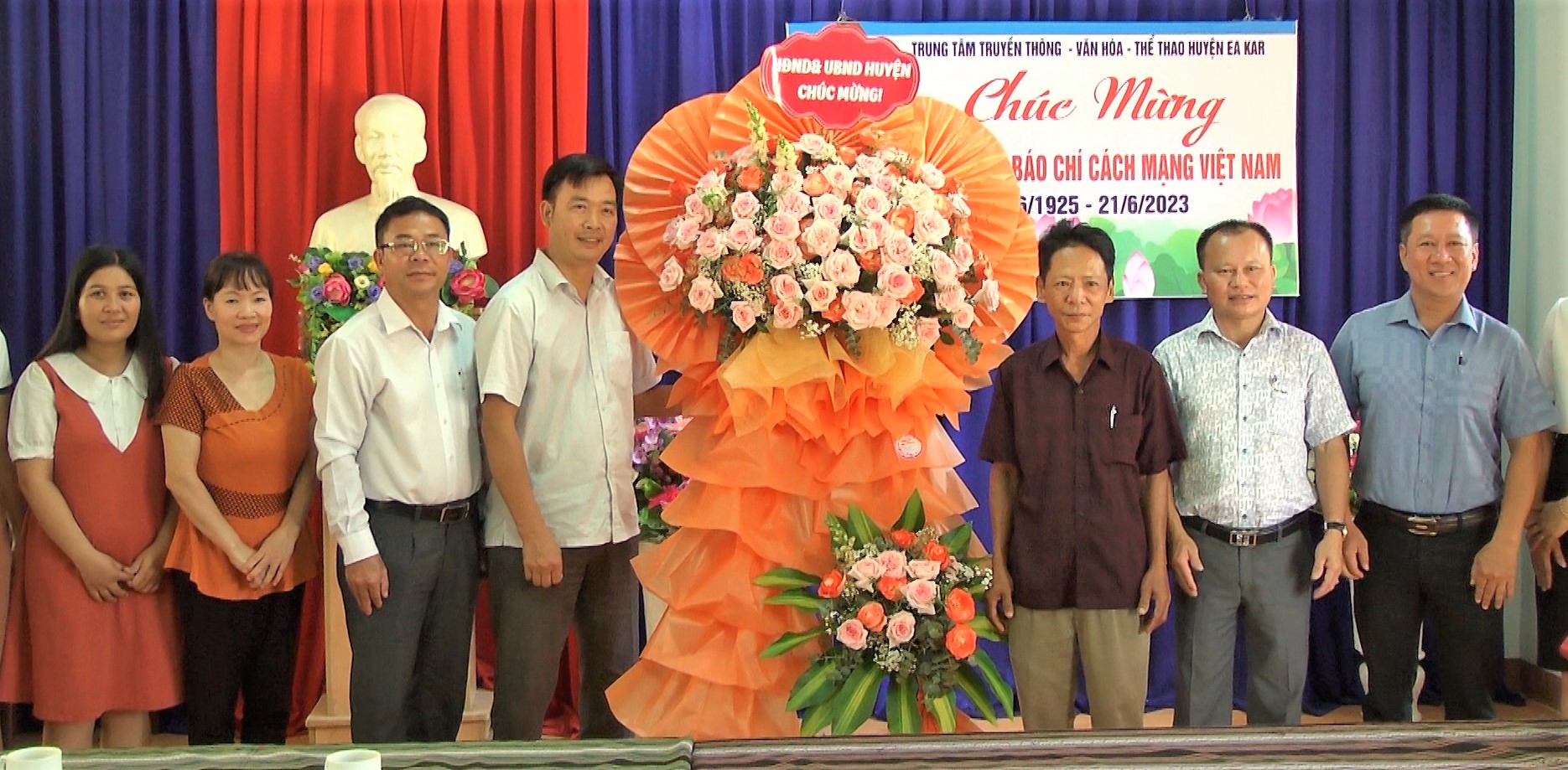 Lãnh đạo huyện Ea Kar thăm, tặng hoa chúc mừng nhân  Ngày Báo chí Cách mạng Việt Nam 21/6