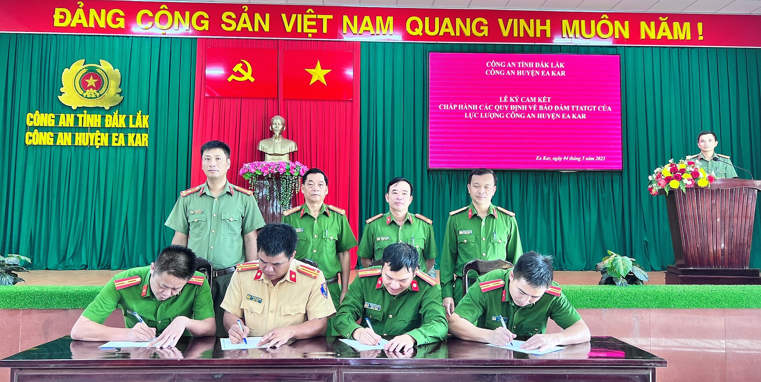 Công an huyện Ea Kar: Ký cam kết chấp hành các quy định của pháp luật về bảo đảm trật tự ATGT trong toàn lực lượng
