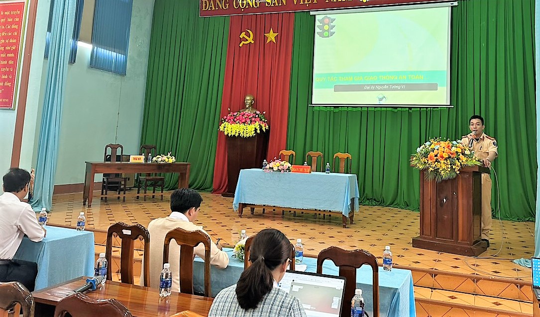 Tập huấn, phổ biến các quy định pháp luật về an toàn giao thông cho cán bộ, công nhân viên điện lực Ea Kar.