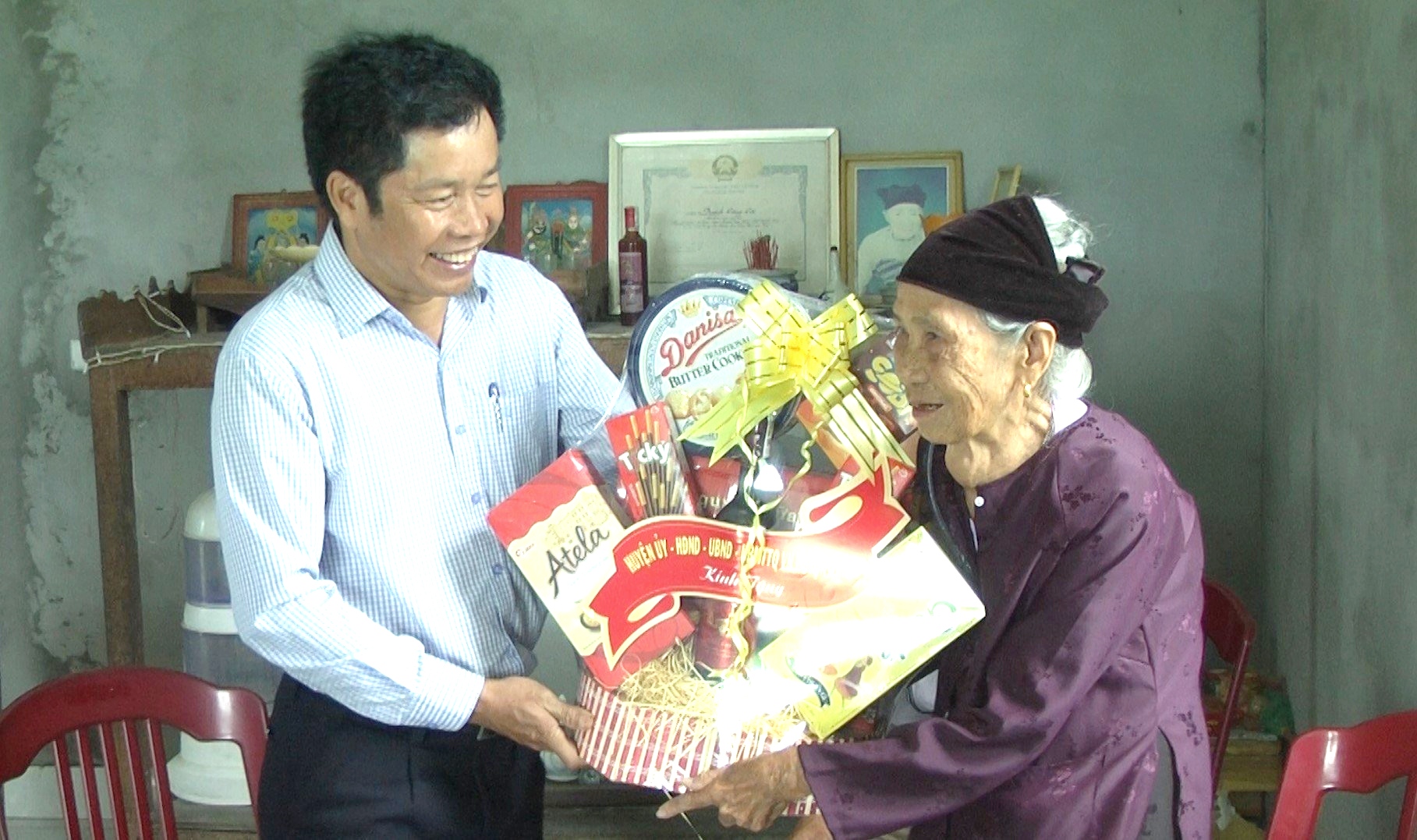 Chủ tịch UBND huyện Ea Kar thăm, tặng quà các gia đình chính sách, thương binh nhân Kỷ niệm 76 năm ngày thương binh liệt sỹ 27/7