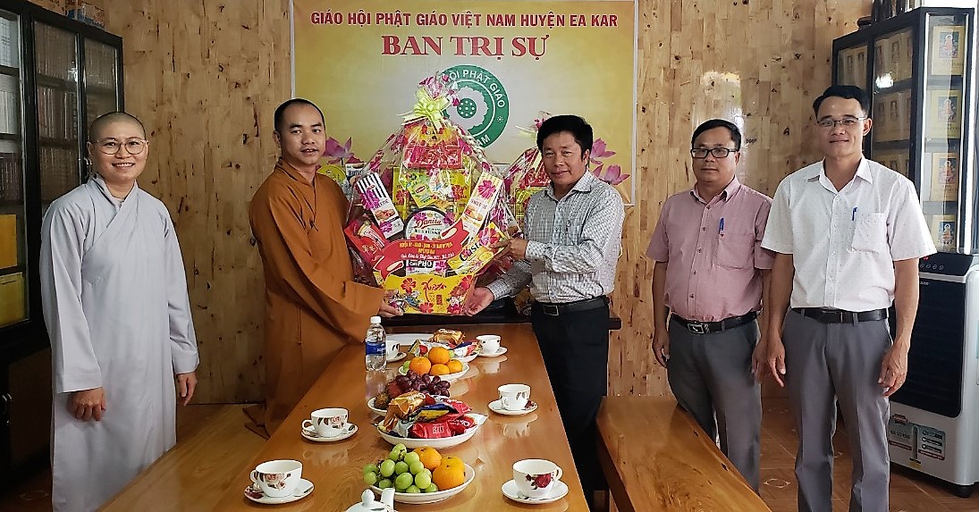 Huyện Ea Kar thăm, chúc mừng lễ Phật đản năm 2023