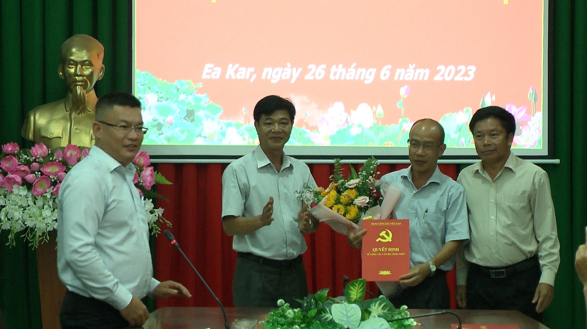 Lễ công bố quyết định của Ban thường vụ Huyện ủy Ea Kar  về công tác cán bộ