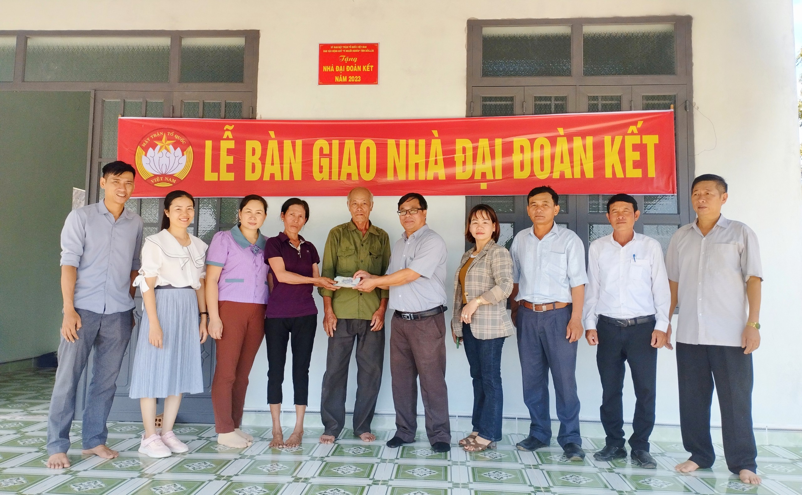 Bàn giao 6 căn nhà ‘Đại đoàn kết’ cho hộ nghèo  trên địa bàn xã Ea Sar và Ea Sô