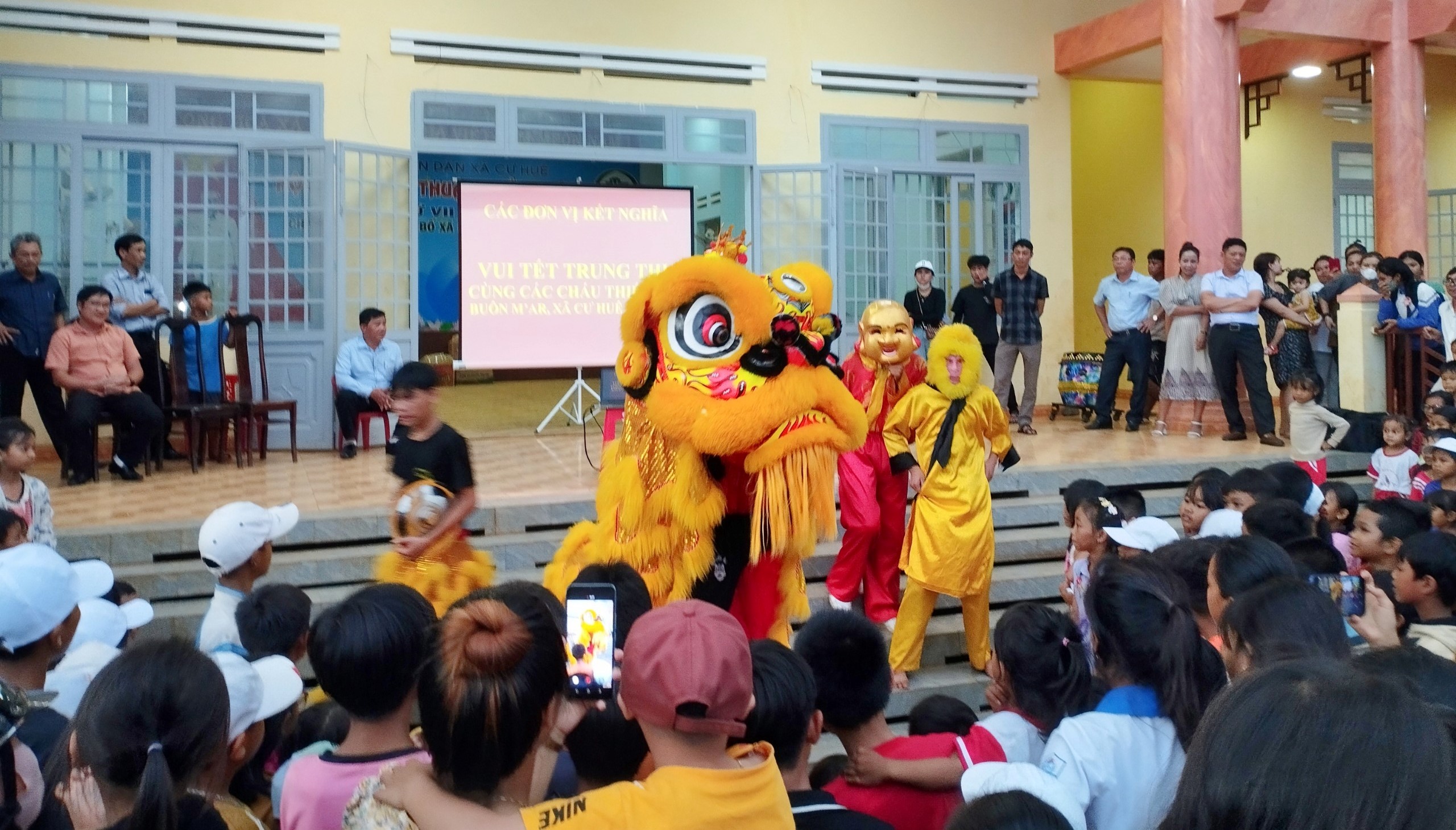Các cơ quan, đơn vị tặng quà Trung thu buôn kết nghĩa tại xã Cư Huê