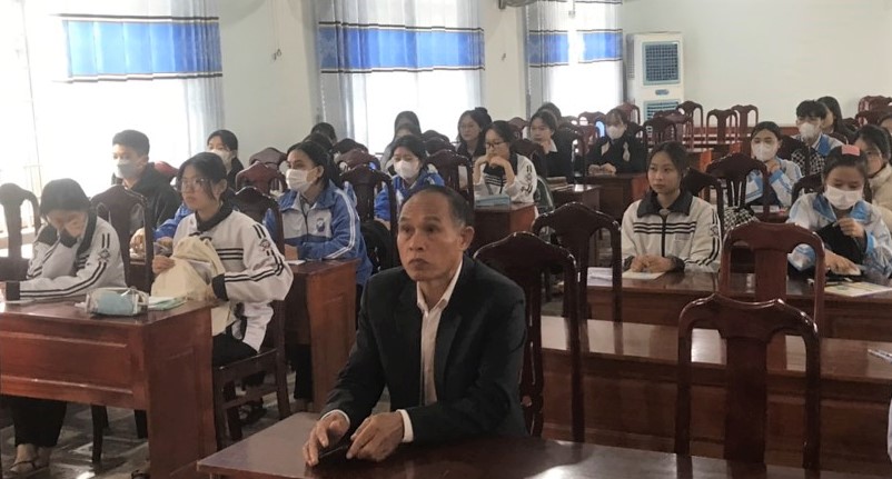 Khai giảng lớp bồi dưỡng nhận thức về Đảng cho học sinh ưu tú các trường THPT trên địa bàn huyện.
