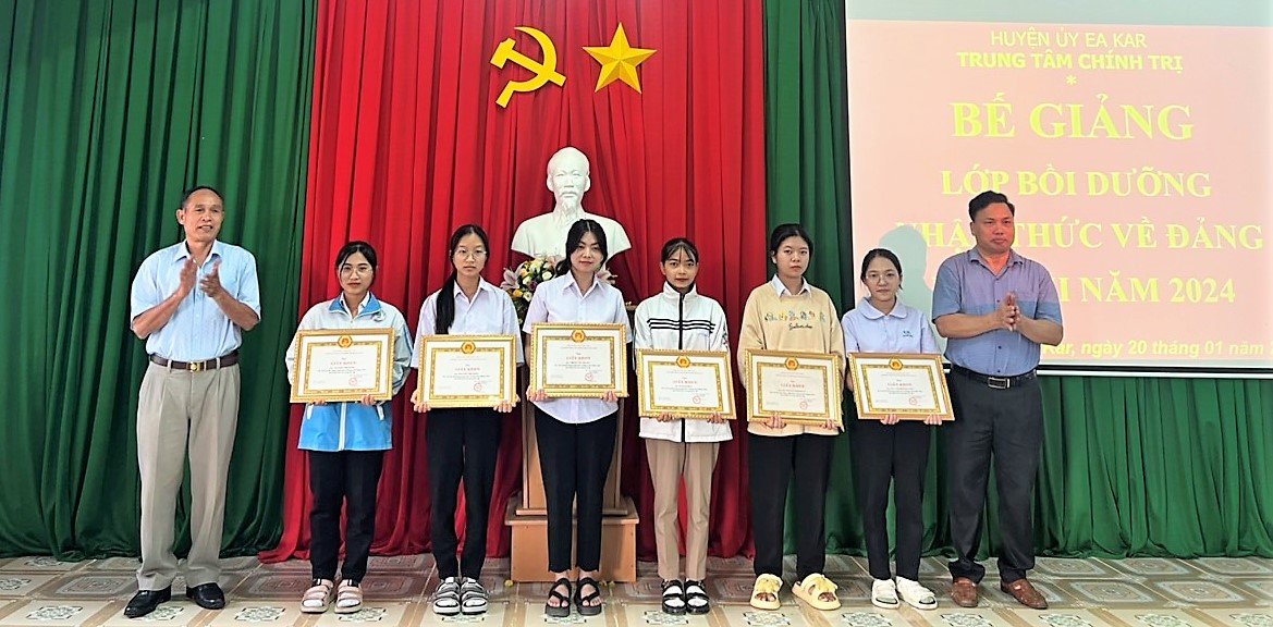 Bế giảng lớp bồi dưỡng nhận thức về Đảng cho học sinh ưu tú các trường THPT trên địa bàn huyện.