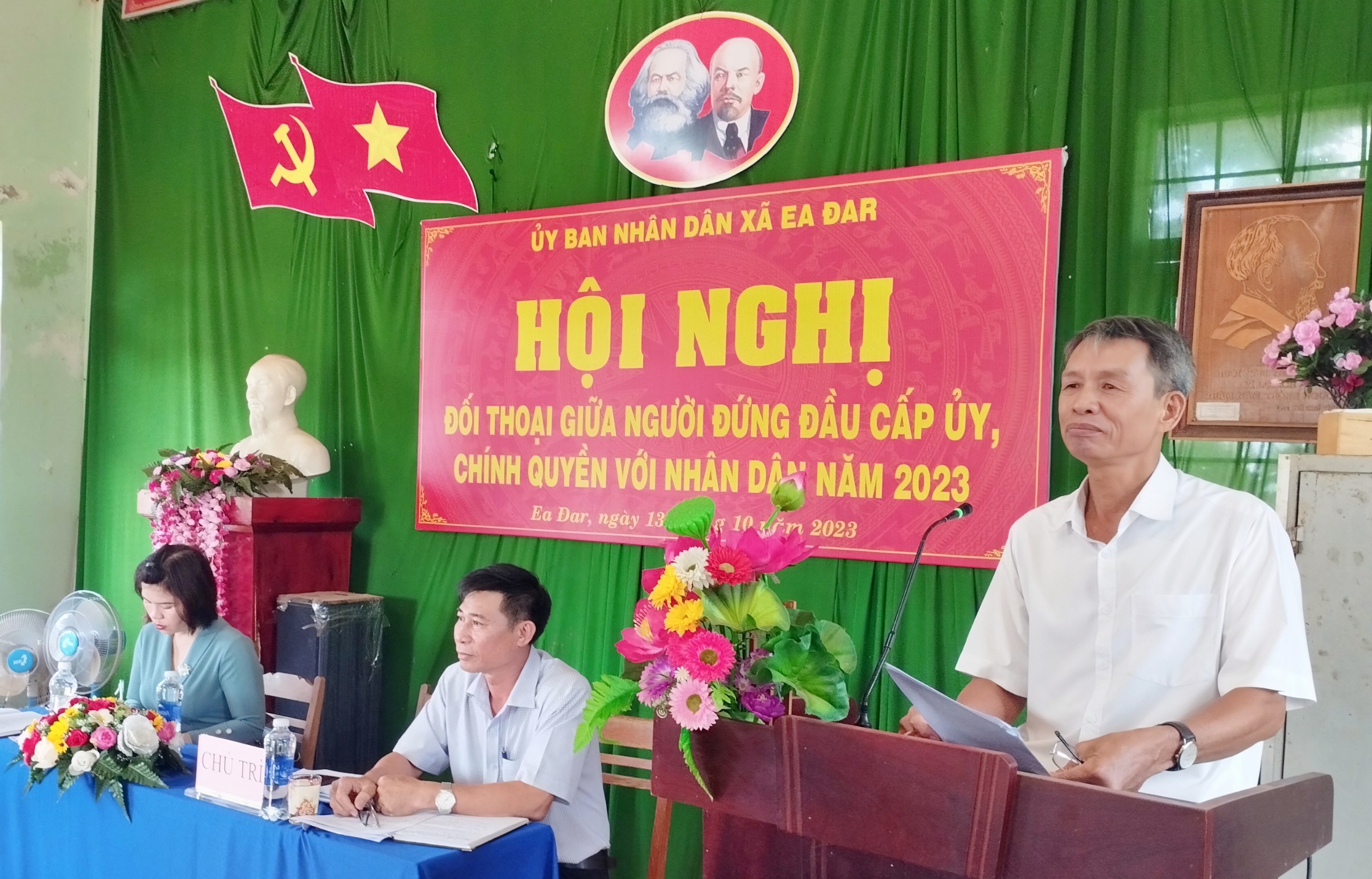Lãnh đạo xã Ea Đar đối thoại với nhân dân 2 buôn trên địa bàn.