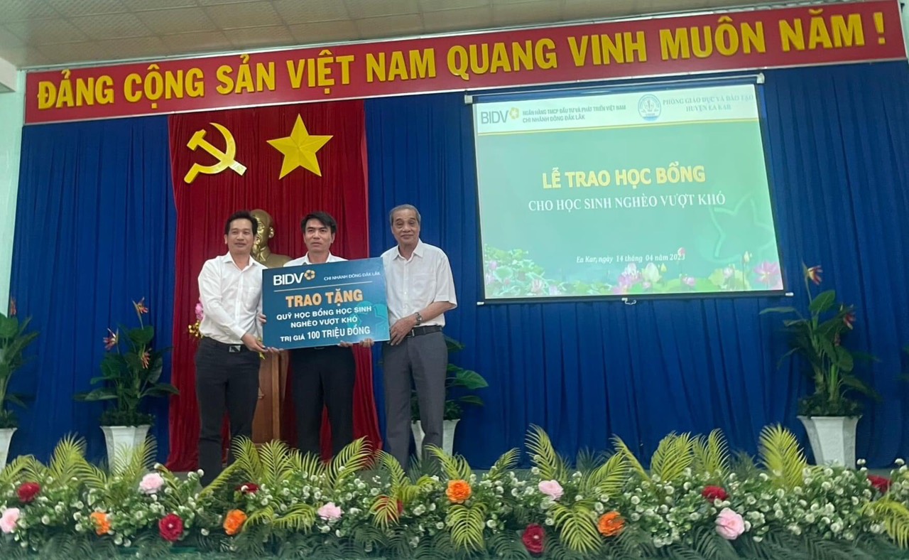  BIDV, Chi nhánh Đông Đắk Lắk trao học bổng cho học sinh nghèo vượt khó