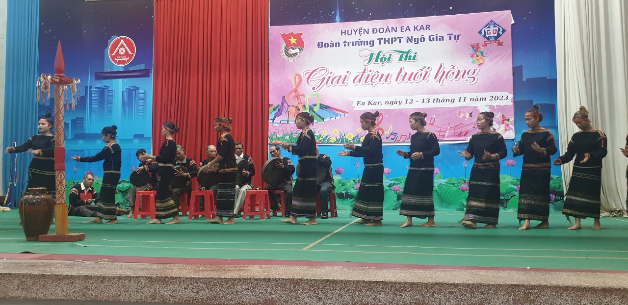 Các nghệ nhân huyện Ea Kar tích cực luyện tập tham gia Ngày Hội Văn hóa các dân tộc tỉnh Đắk Lắk năm 2023.