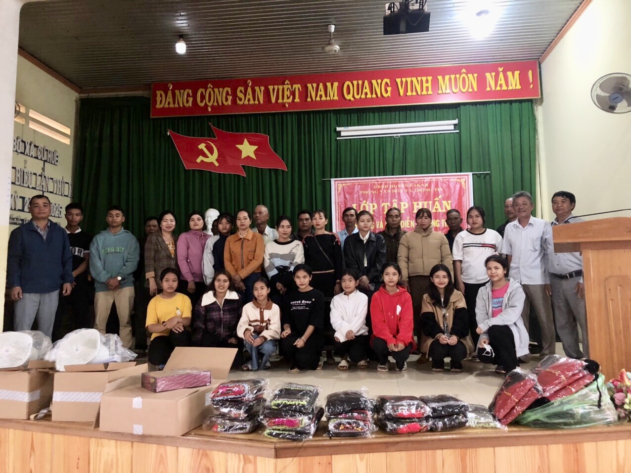 Phòng Văn hóa & Thông tin huyện Bàn giao trang thiết bị âm thanh, cồng chiêng, trang phục cho buôn M’Ar xã Cư Huê