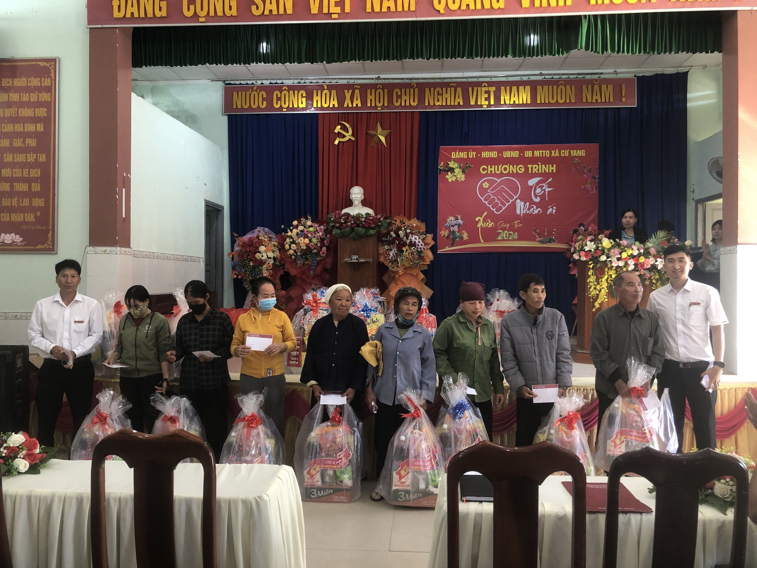 Xã Cư Yang tặng quà Tết cho hộ nghèo, khó khăn trên địa bàn
