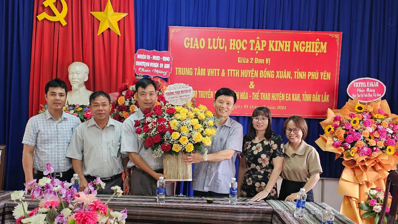 Lãnh đạo huyện và các cơ quan, doanh nghiệp đến thăm tặng hoa chúc mừng Trung tâm Truyền thông - Văn hóa - Thể thao huyện Ea Kar, nhân kỷ niệm 99 năm ngày Báo chí CMVN (21/6/1925 - 21/6/2024)