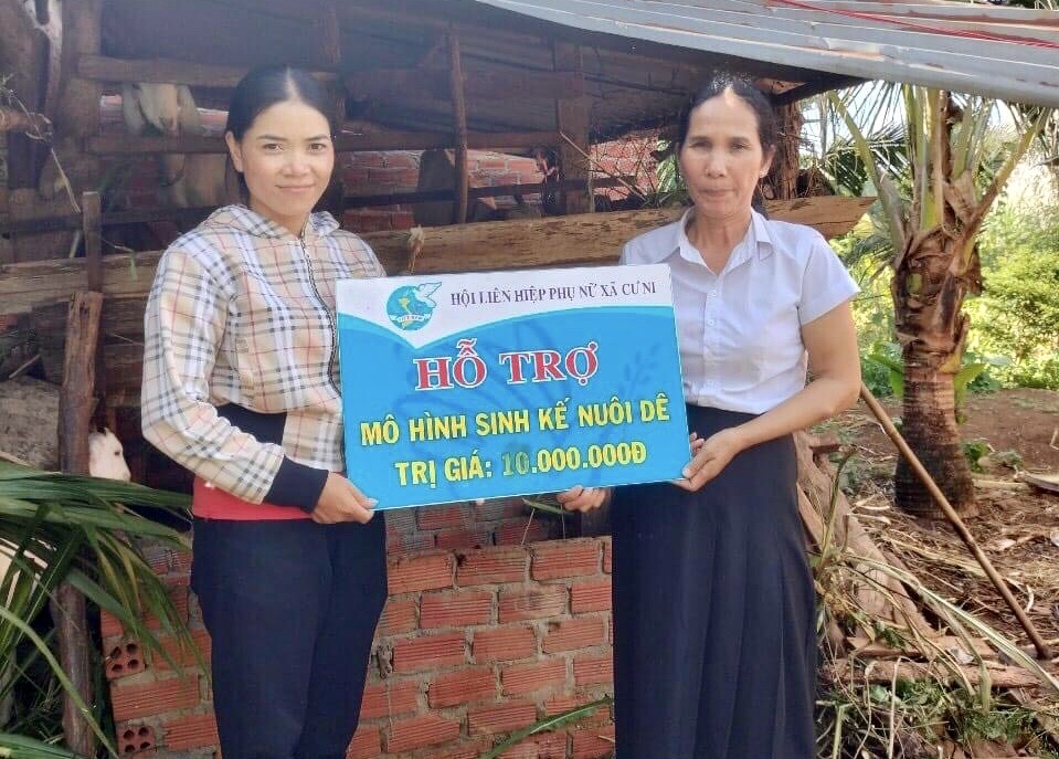 Hội LHPN xã Cư Ni trao sinh kế cho hội viên phụ nữ có hoàn cảnh khó khăn khởi nghiệp
