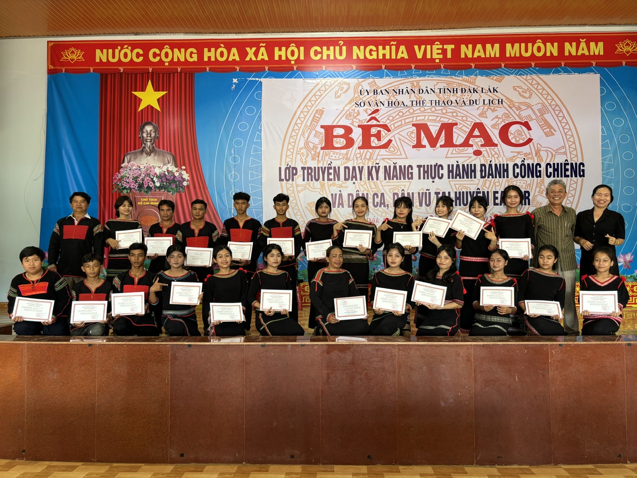 Bế giảng Lớp truyền dạy kỹ năng thực hành đánh chiêng và dân ca, dân vũ tại huyện Ea Kar
