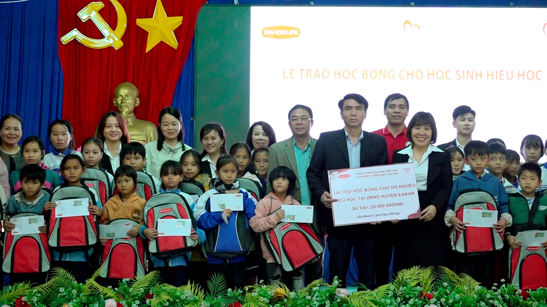 Công ty bảo hiểm Nhân Thọ DAI-ICHI Việt Nam Trao học bổng cho 35 học sinh vượt khó học tốt của huyện Ea Kar