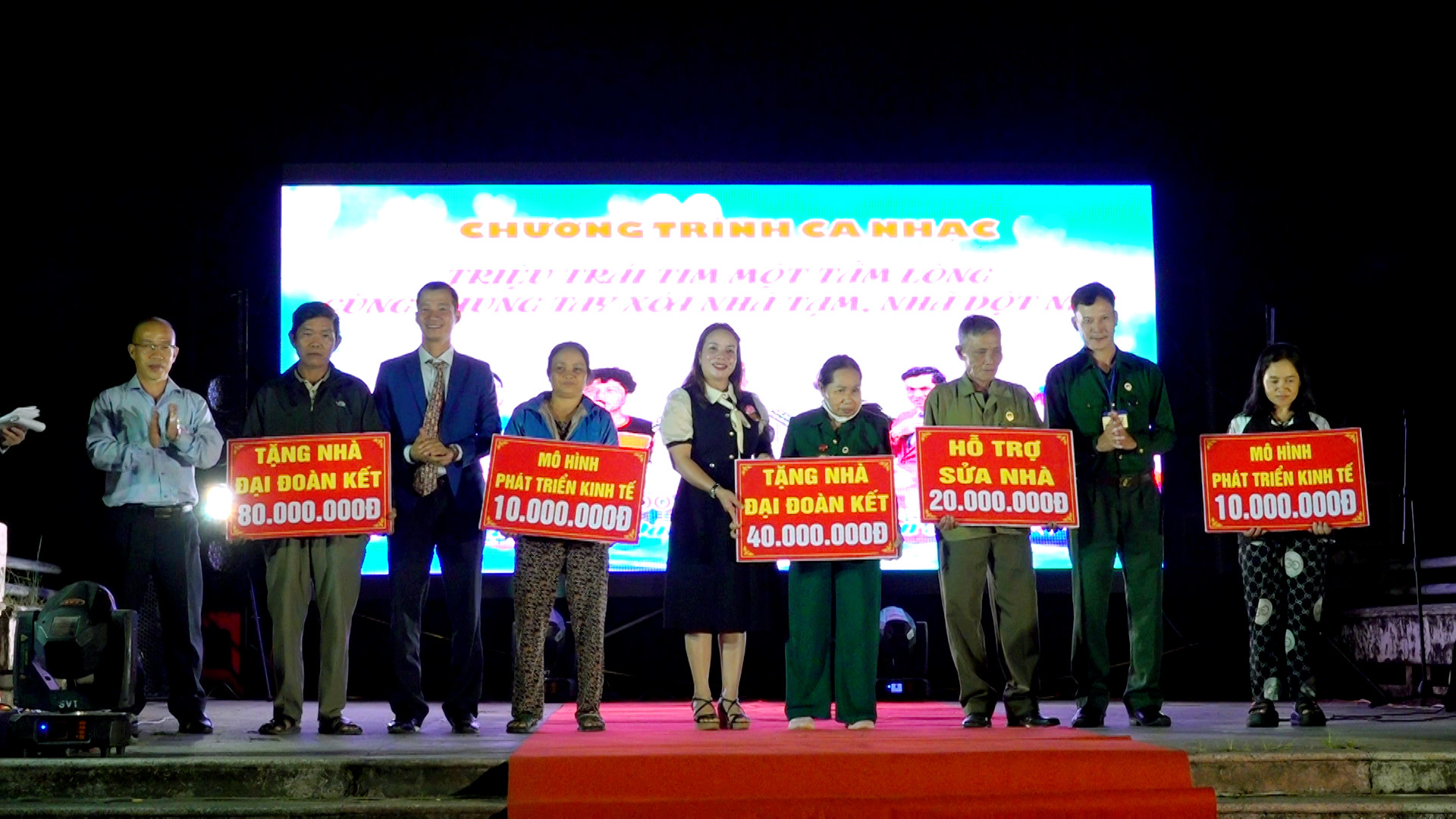 Ủy ban MTTQ Việt Nam thị trấn EaKnốp tổ chức chương trình ca nhạc gây quỹ “Vì người nghèo” năm 2024.