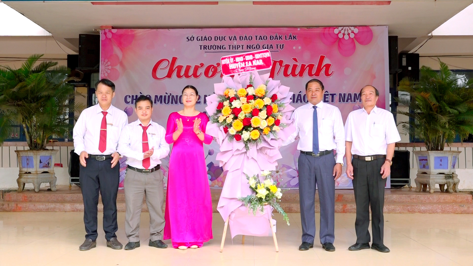 Trường THPT Ngô Gia Tự tổ chức chương trình Chào mừng 42 năm ngày nhà giáo Việt Nam 20/11.