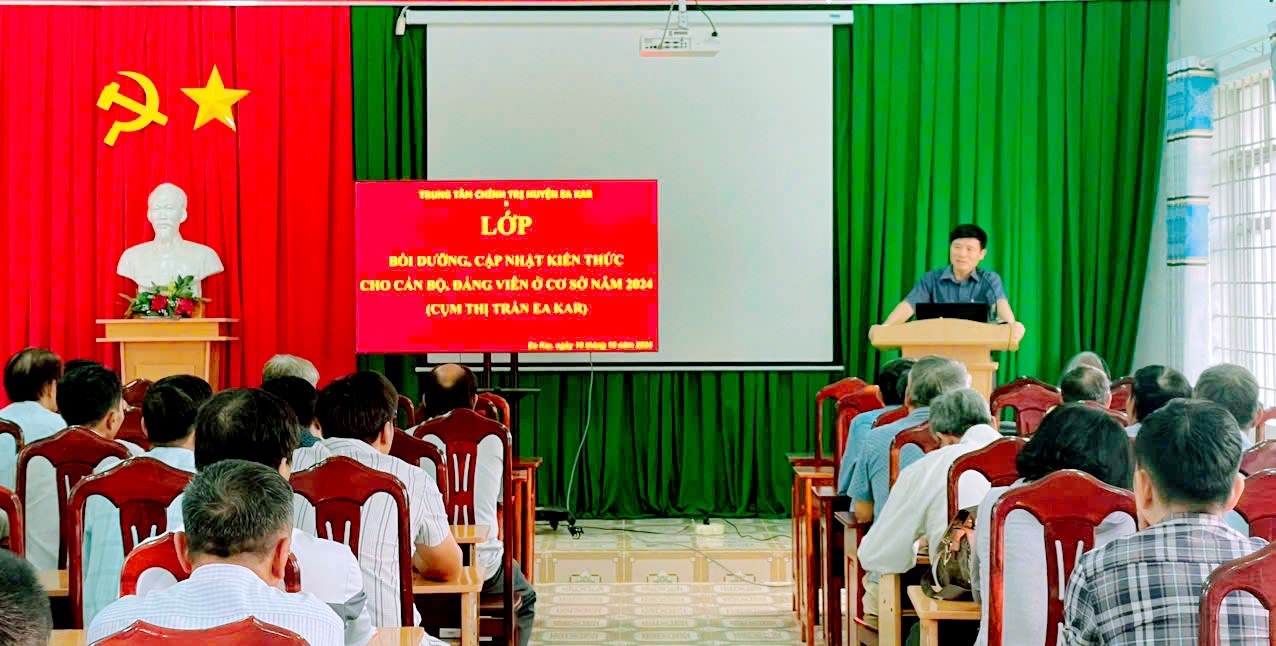 Bồi dưỡng, cập nhật kiến thức  cho cấp uỷ các chi bộ thuộc Đảng bộ thị trấn Ea Kar.