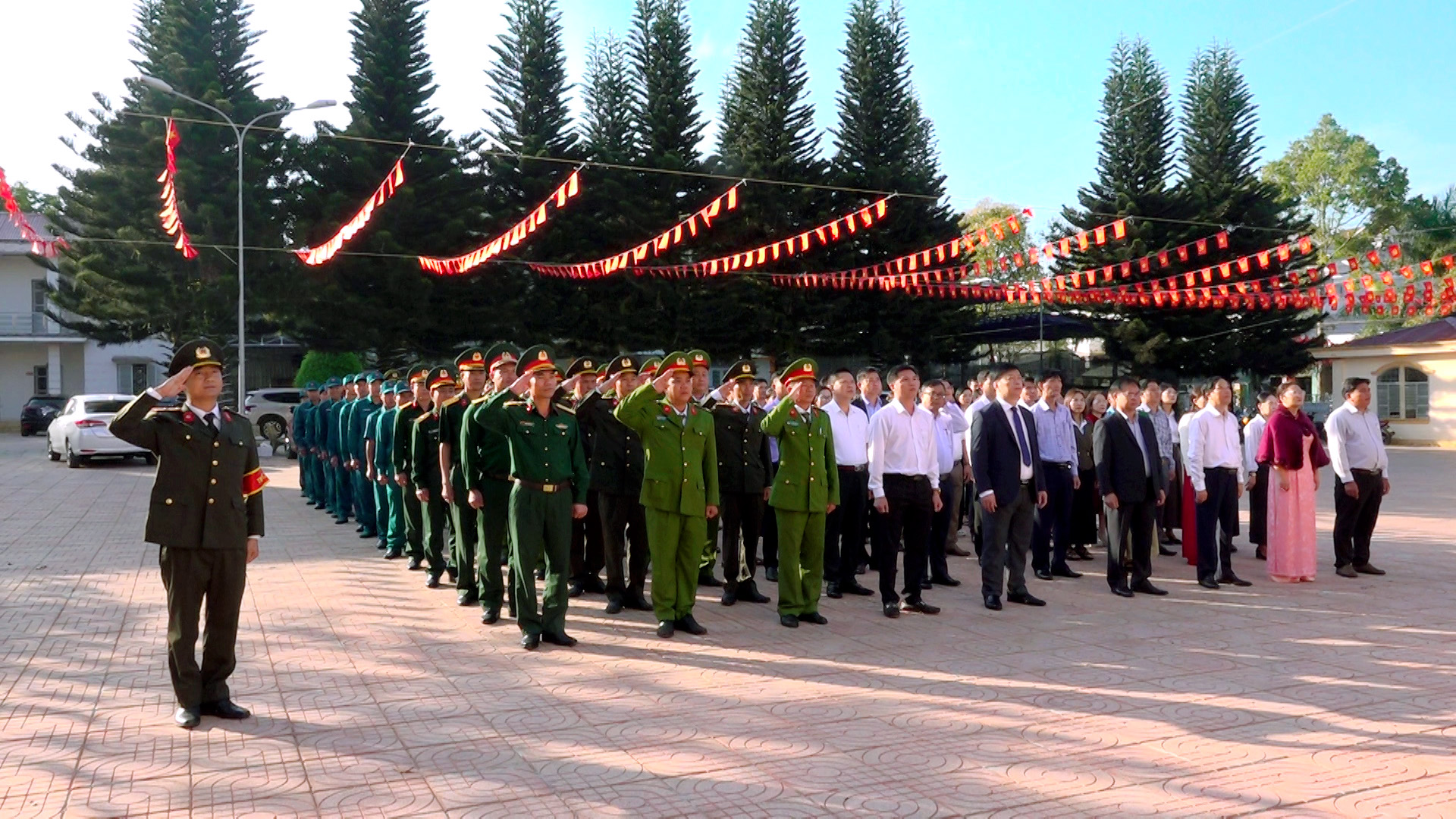 Xã Ea Kar tổ chức Lễ chào cờ đầu năm mới 2026