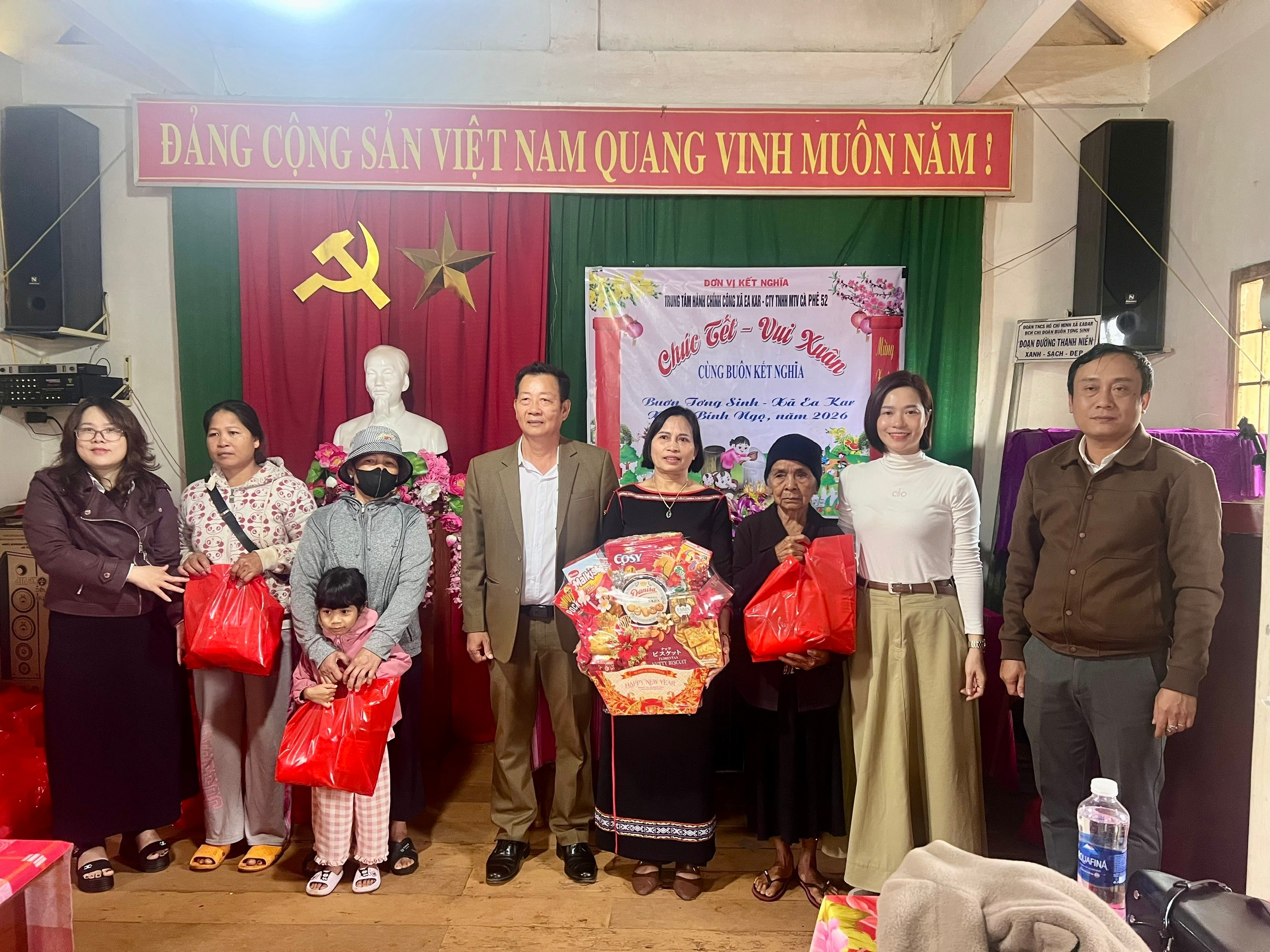 Trung tâm Phục vụ Hành chính công xã Ea Kar, Công ty TNHH MTV 52 tổ chức tặng quà Tết đồng bào có hoàn cảnh khó khăn tại Buôn kết nghĩa nhân dịp Tết Nguyên đán 2026