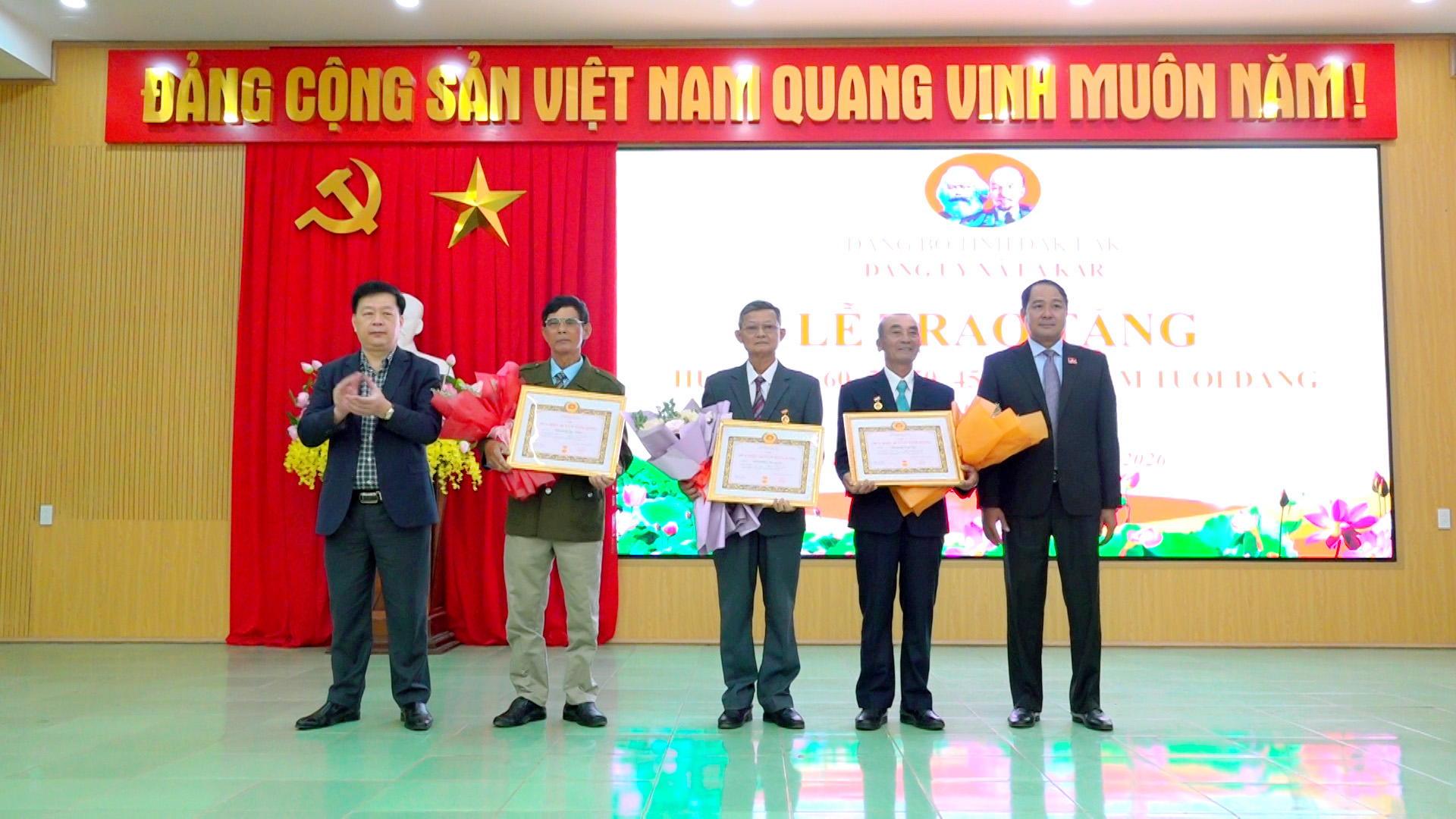 Đảng ủy xã Ea Kar trao Huy hiệu Đảng đợt 3/2 cho 24 đảng viên