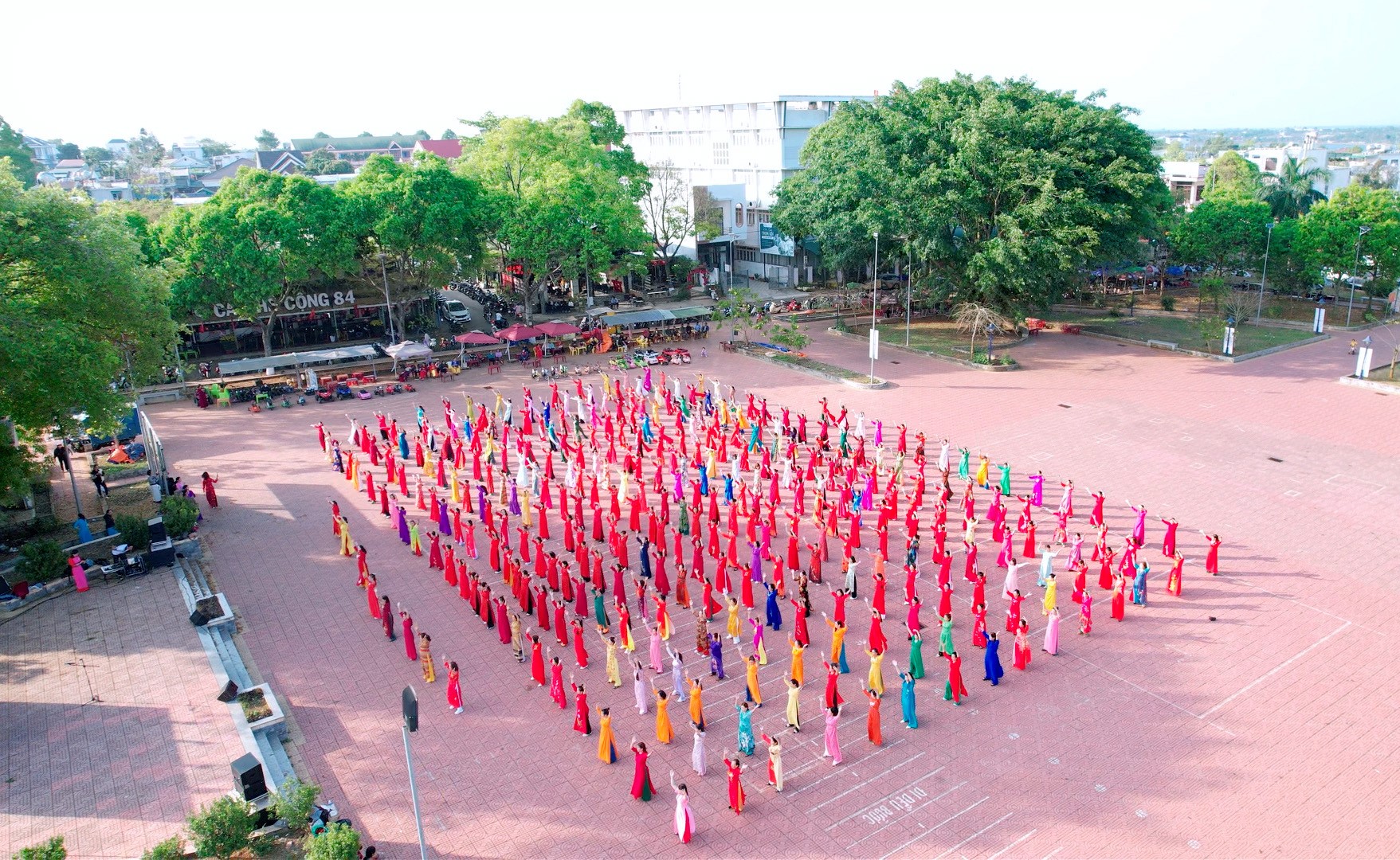 Hội Liên hiệp Phụ nữ xã Ea Kar đồng diễn dân vũ, diễu hành cổ động chào mừng bầu cử