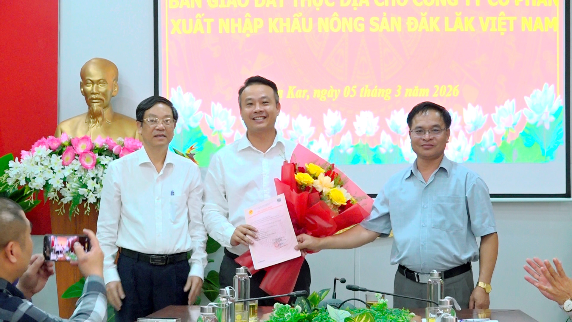 Xã Ea Kar trao Giấy chứng nhận quyền sử dụng đất  và bàn giao đất thực địa cho doanh nghiệp