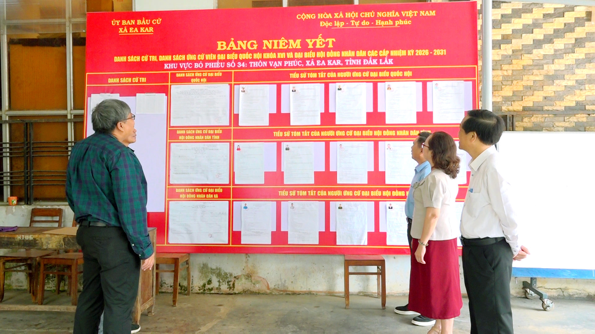 Đoàn kiểm tra Ban bầu cử đại biểu HĐND tỉnh  tại đơn vị bầu cử số 11 làm việc tại xã Ea Kar