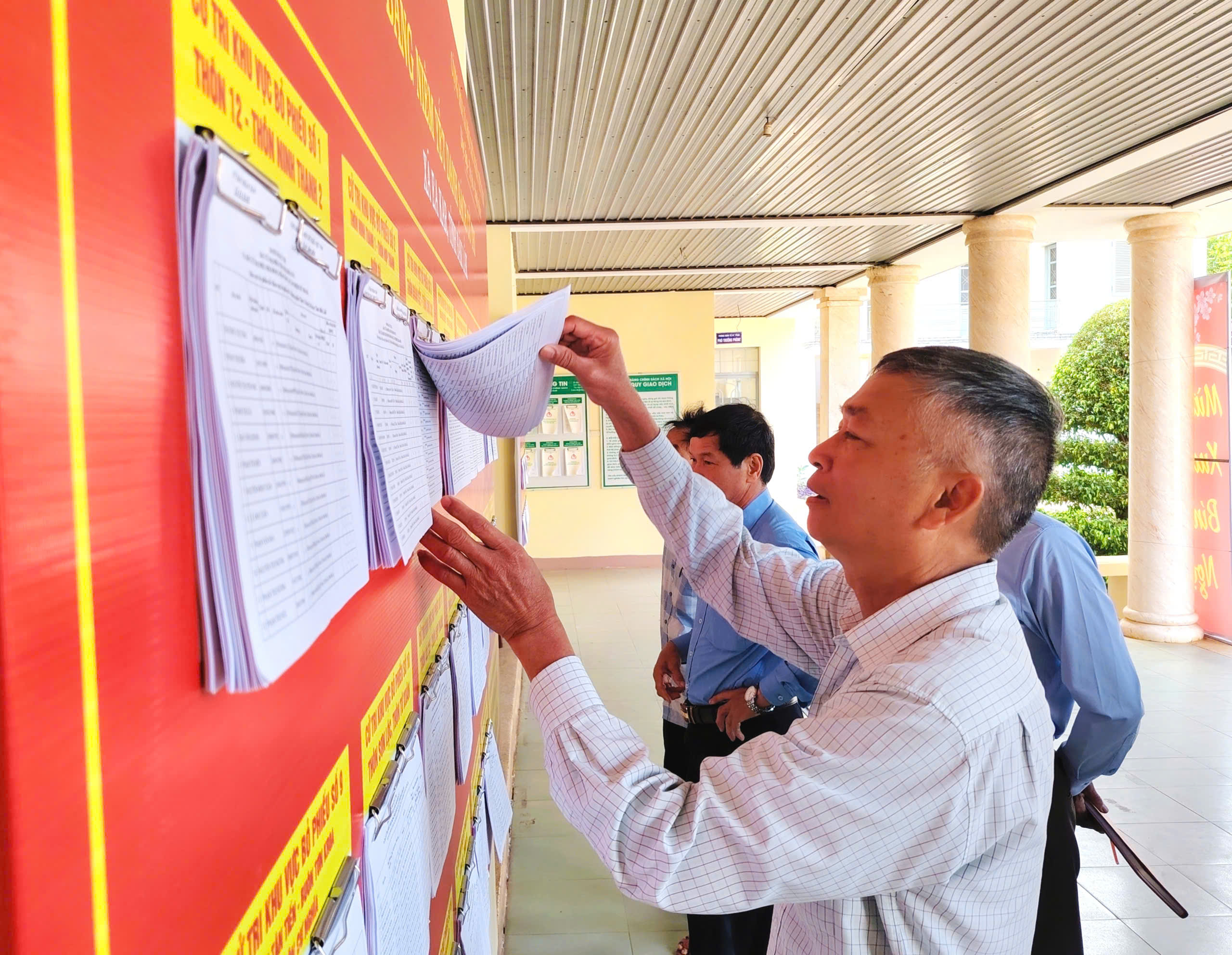 Xã Ea Kar thực hiện niêm yết danh sách cử tri