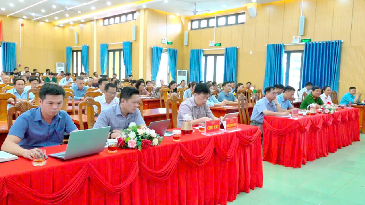 Đảng ủy xã Ea Kar tổ chức điểm cầu tham dự Chương trình phát động Phong trào “Bình dân học vụ số”, Cuộc thi trực tuyến tìm hiểu khoa học, công nghệ, đổi mới sáng tạo và chuyển đổi số năm 2026, gắn với ra mắt Trung tâm dữ liệu tỉnh Đắk Lắk.