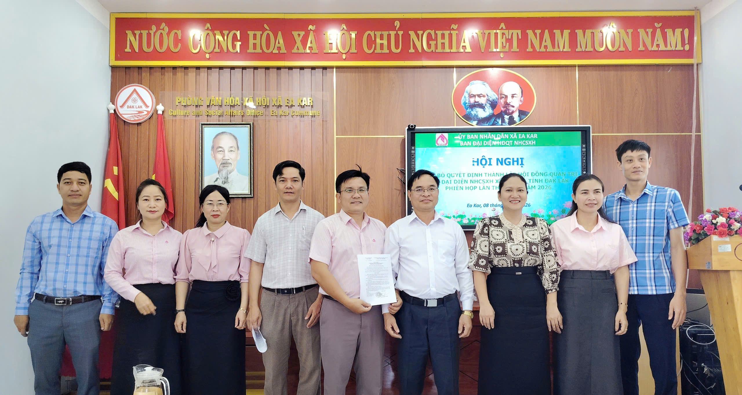 Xã Ea Kar công bố quyết định thành lập Ban đại diện HĐQT NHCSXH xã