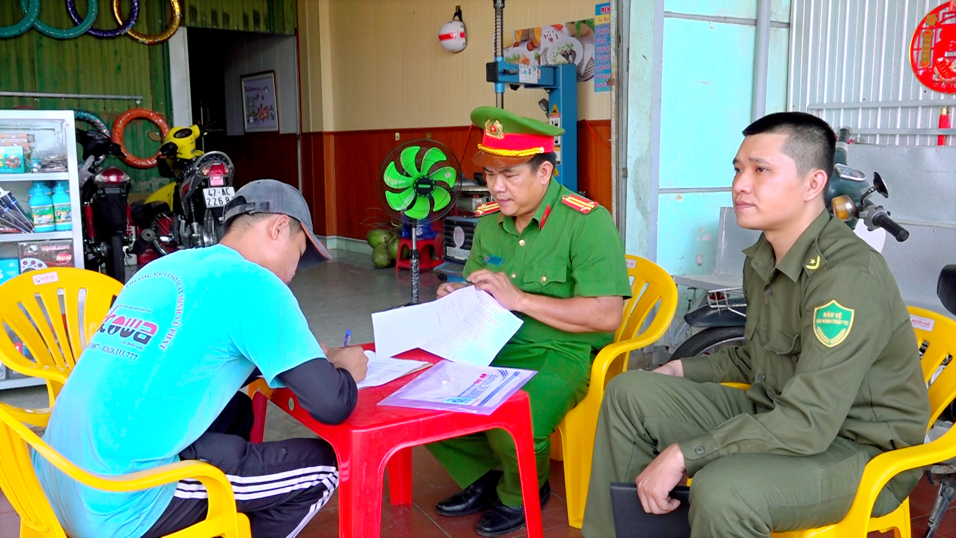 Công an xã Ea Kar tăng cường tuyên truyền, xử lý tình trạng độ chế xe trái phép