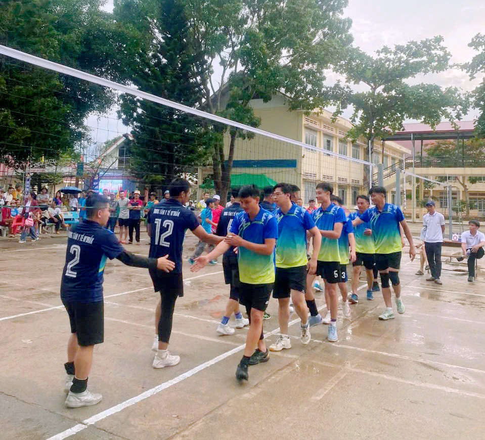 Tham gia Hội thao Công đoàn cơ sở khu vực Ea Knốp hưởng ứng Tháng Công nhân năm 2026, đoàn vận động viên xã Ea Kar đã xuất sắc giành thành tích cao nhất ở môn bóng chuyền nam.