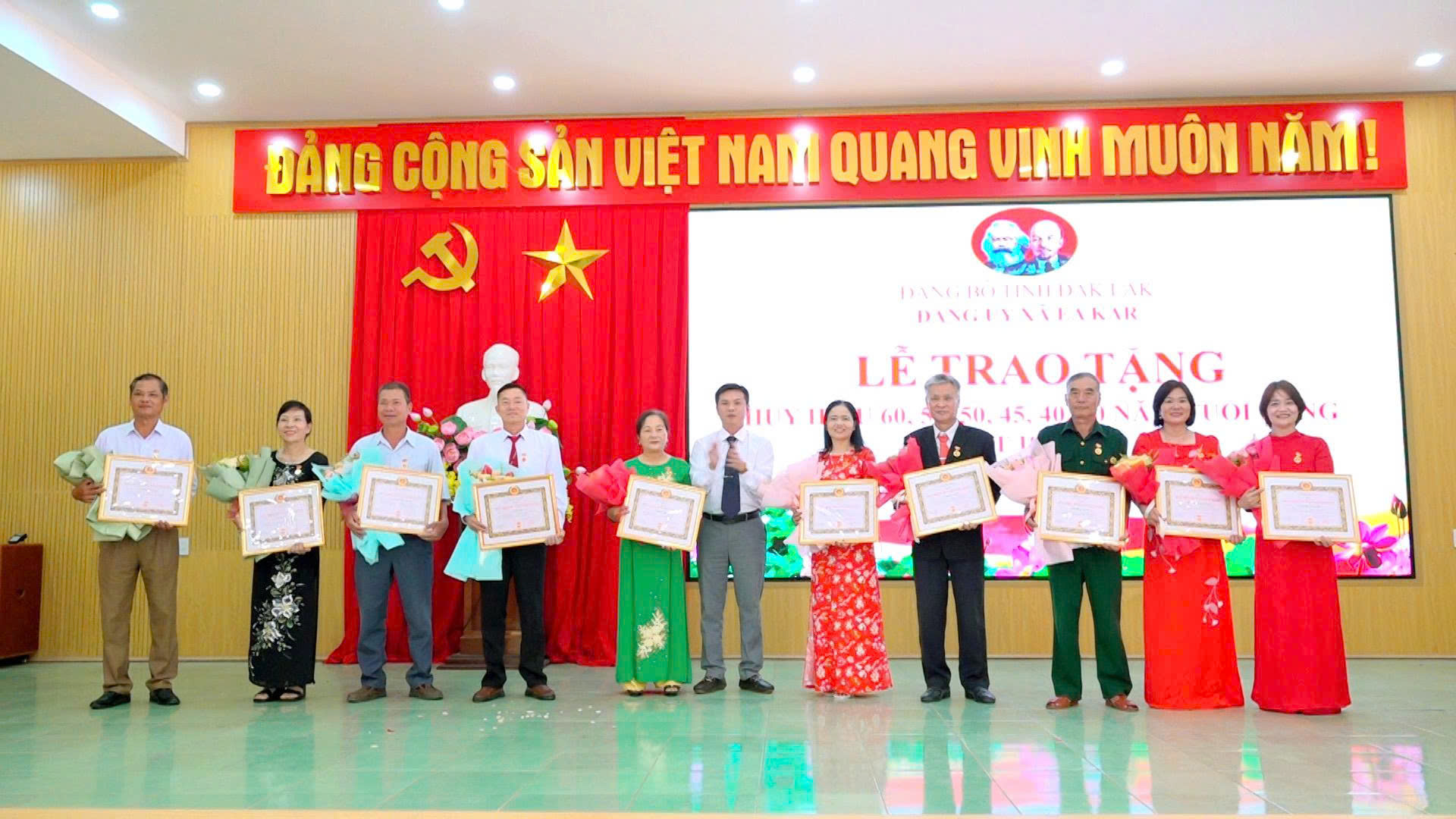 Đảng ủy xã Ea Kar tổ chức Lễ trao tặng Huy hiệu Đảng đợt 19/5