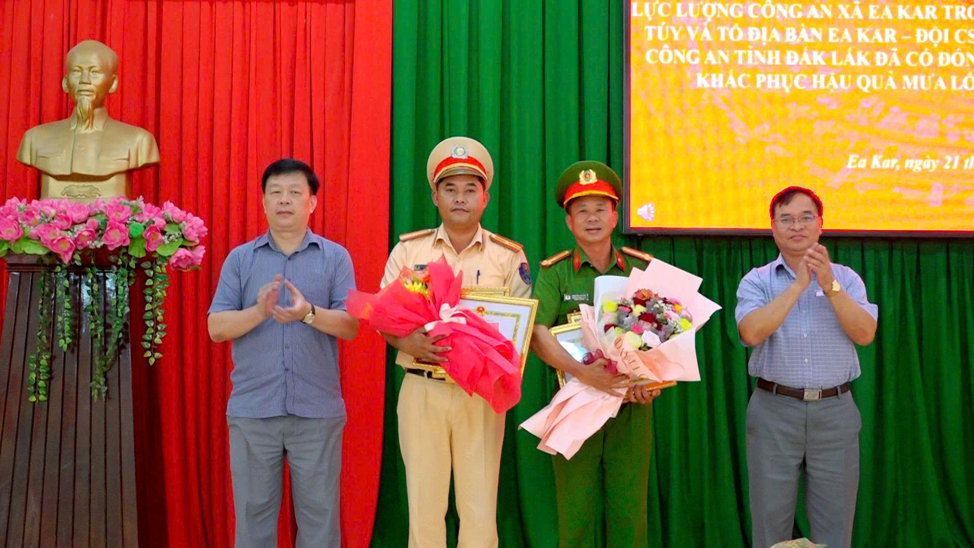 Xã Ea Kar tuyên dương, khen thưởng các tập thể có thành tích xuất sắc