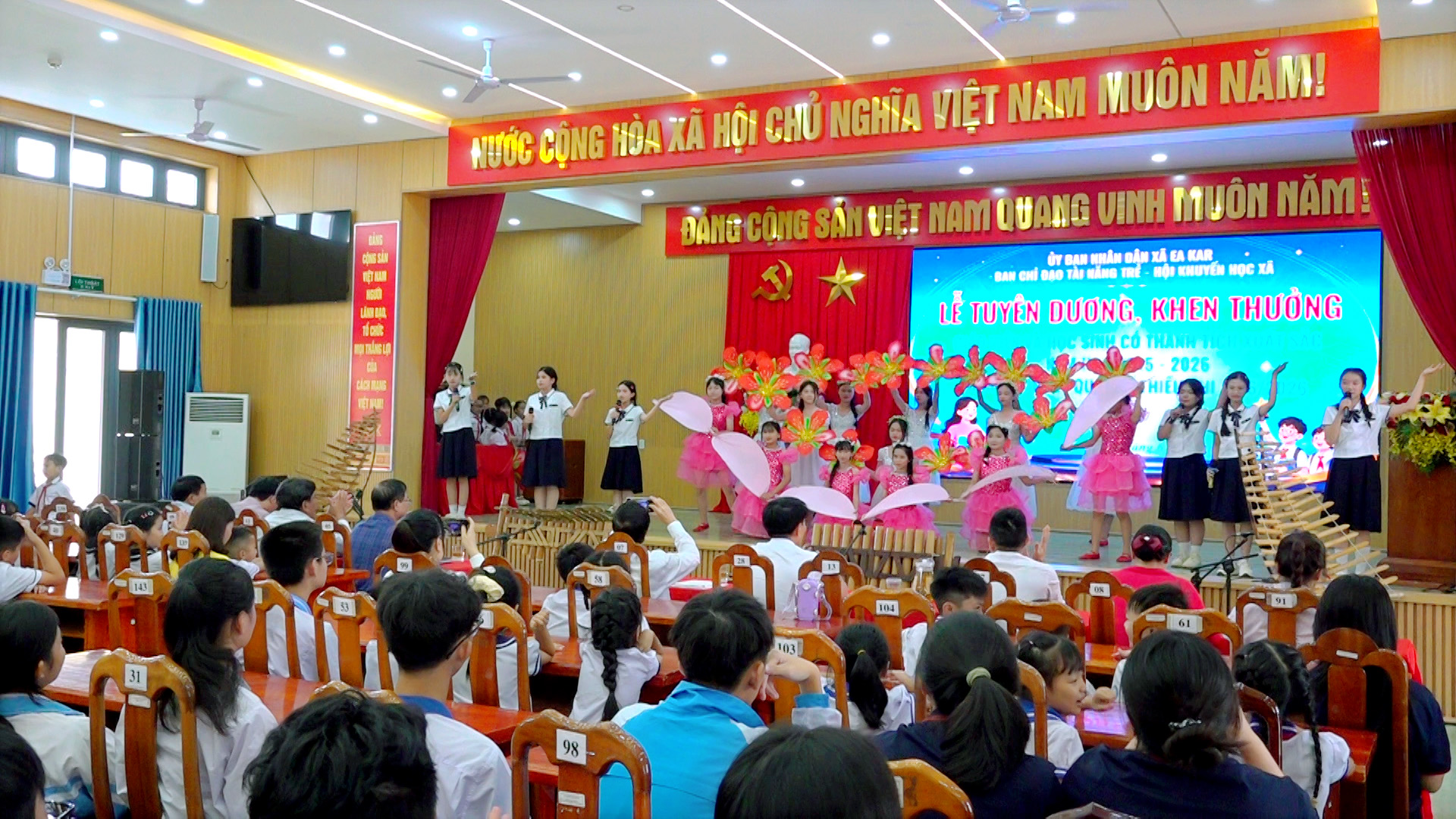 Xã Ea Kar tuyên dương, khen thưởng giáo viên và học sinh đạt thành tích xuất sắc năm học 2025 – 2026
